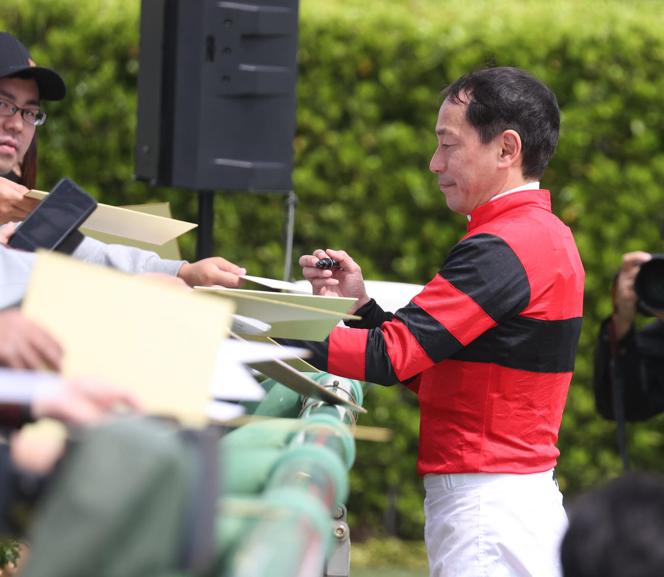 中山2Rで勝利し、引退発表した勝浦騎手はファンにサインする（撮影・柴田隆二）