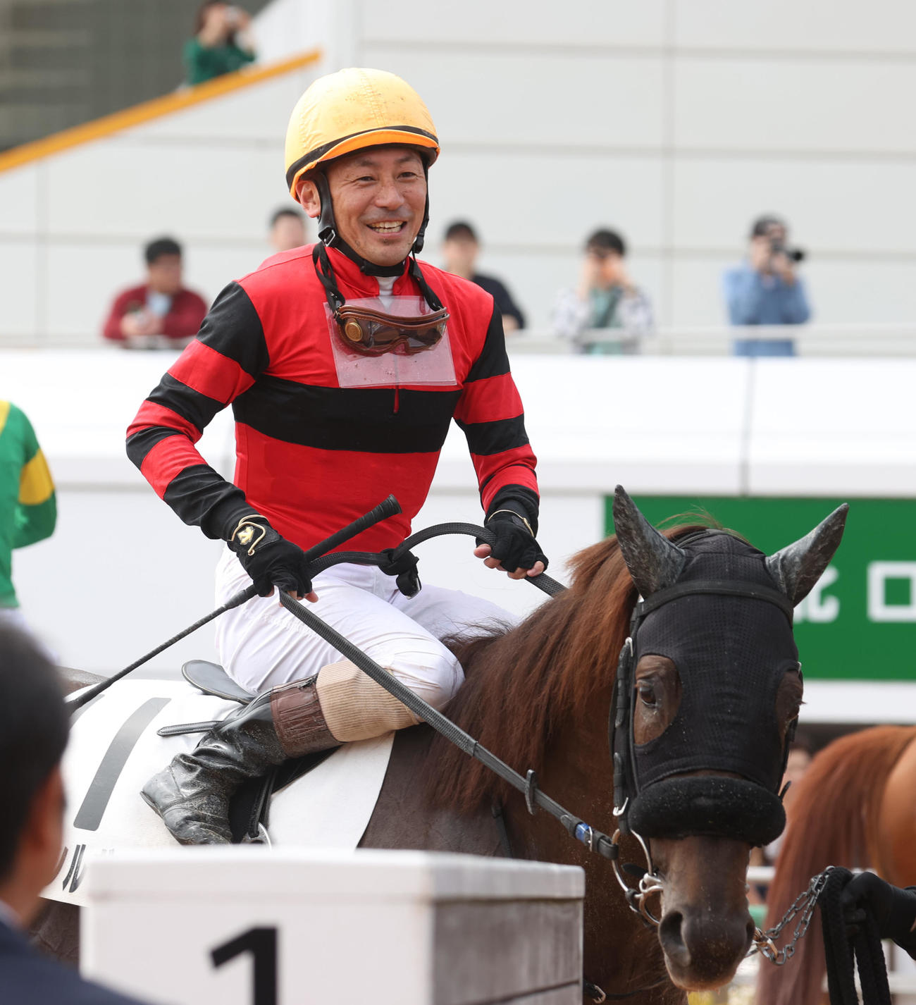 中山2R、引退発表したオウケンシルヴァーの勝浦騎手は勝利に笑顔を見せる（撮影・柴田隆二）
