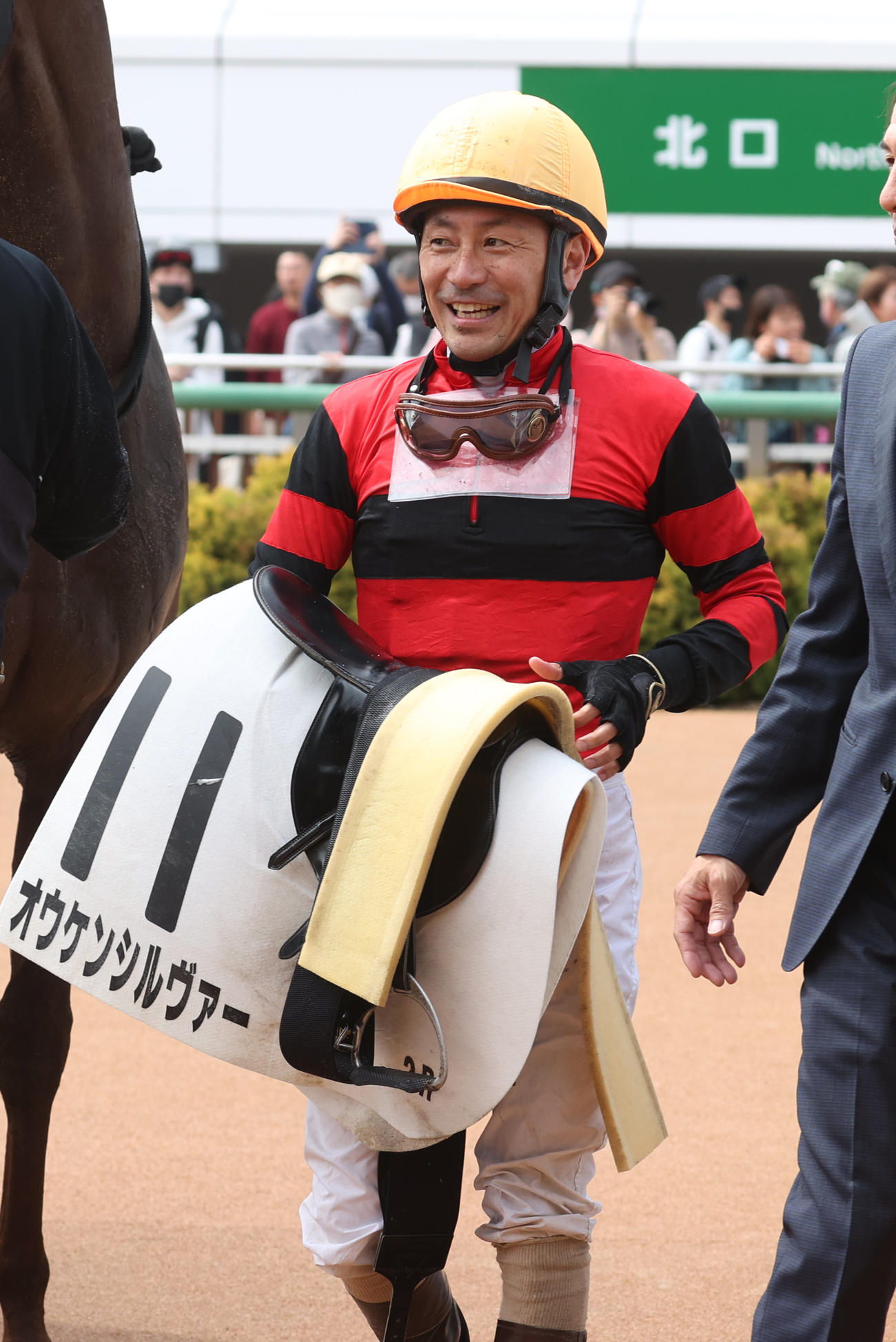 中山2R、引退発表したオウケンシルヴァーの勝浦騎手は勝利に笑顔を見せる（撮影・柴田隆二）