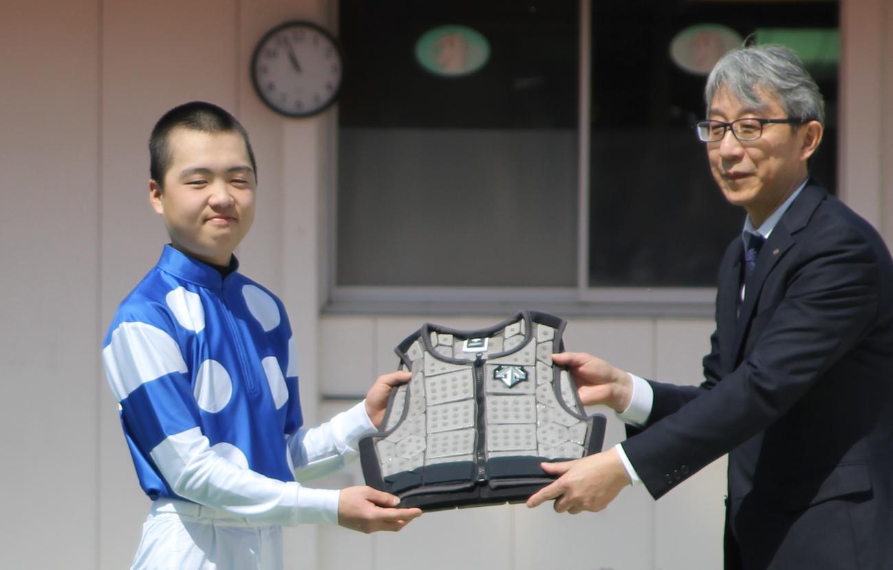 岩手競馬デビューとなりプロテクターを贈呈される坂井瑛音