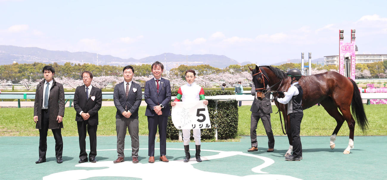阪神5R、3歳1勝クラスを制したリジルと口取りに並ぶ藤岡佑介騎手（右から3人目）（撮影・白石智彦）