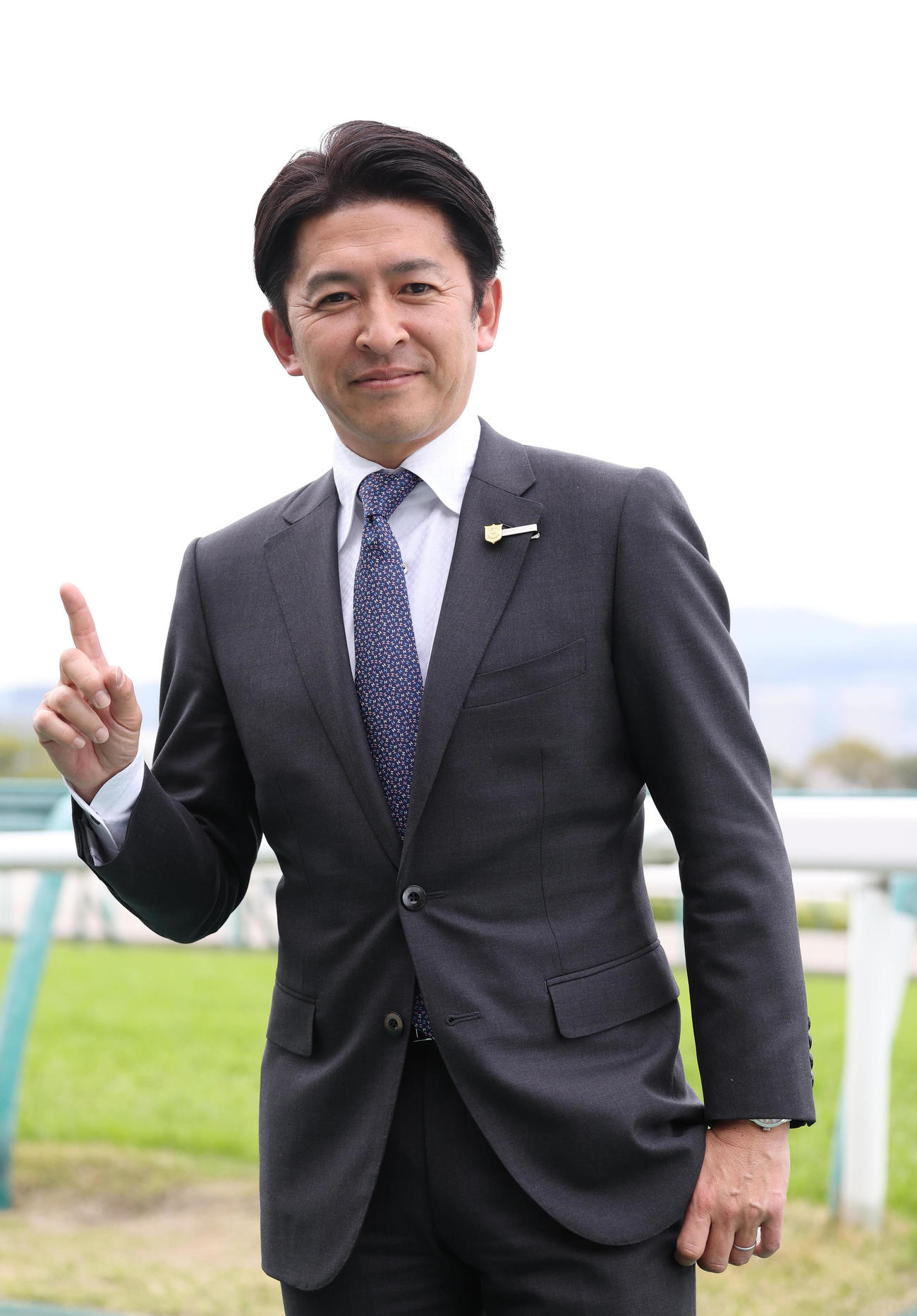 福島8Rで開業初勝利を挙げて笑顔で1勝ポーズをとる福永師（撮影・白石智彦）