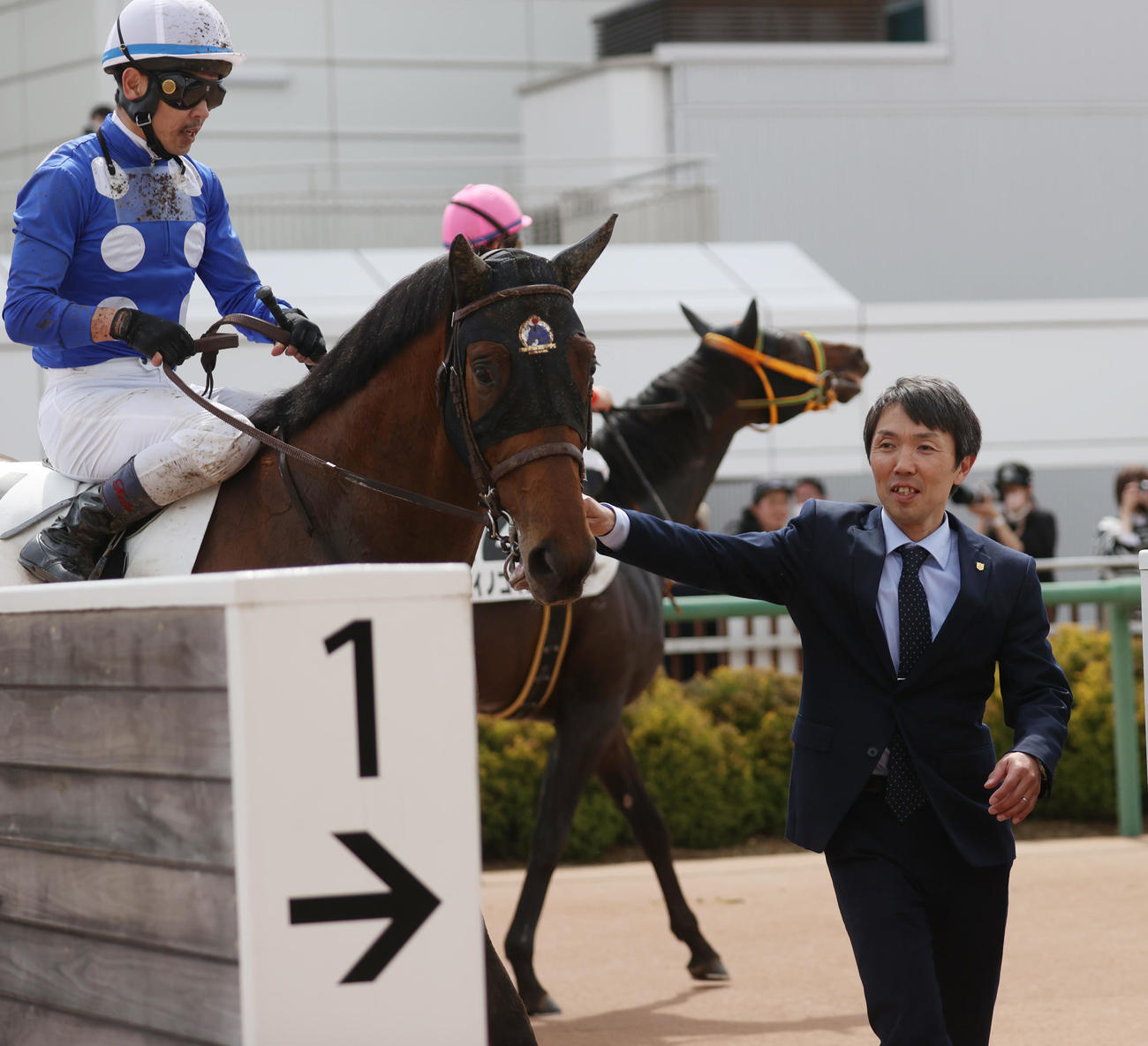中山7R・1着タイセイフェスタと戸崎騎手、初勝利の森一調教師（右）（撮影・柴田隆二）