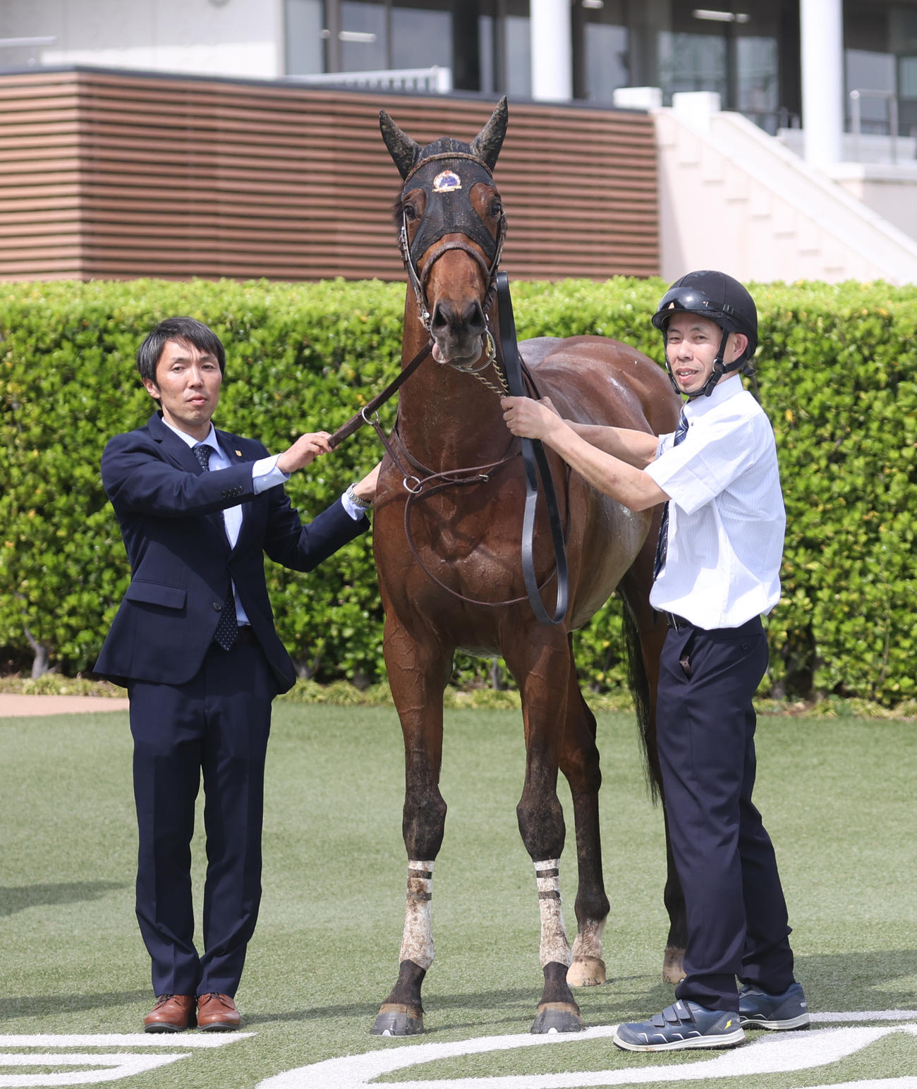 中山7R・1着タイセイフェスタと初勝利の森一調教師（撮影・柴田隆二）