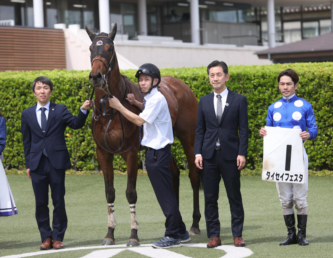 中山7R・1着タイセイフェスタと、初勝利の森一調教師（左端）、戸崎騎手（右端）（撮影・柴田隆二）