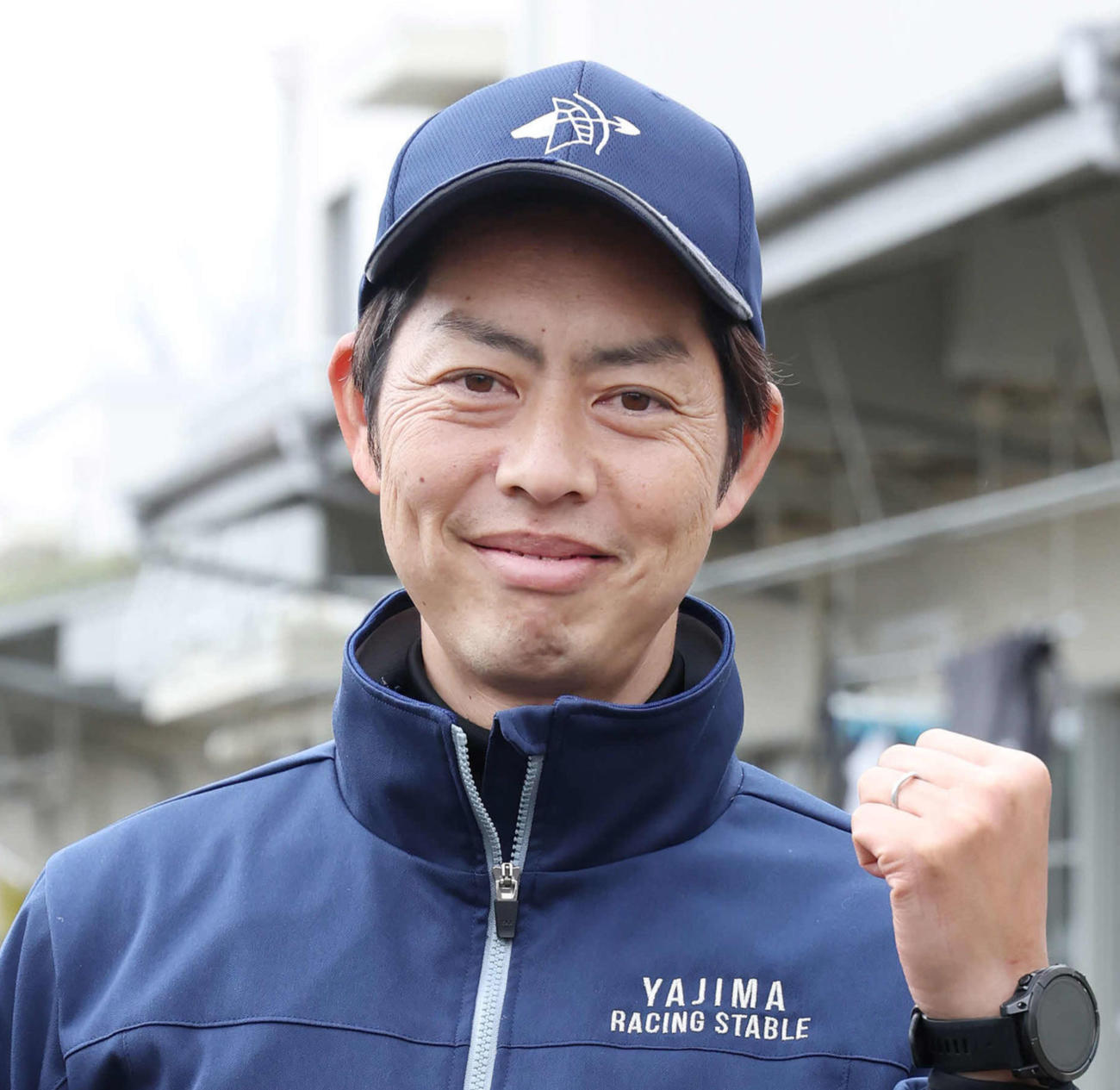 カメラに向かってポーズを決める矢嶋大樹師（2024年3月撮影）