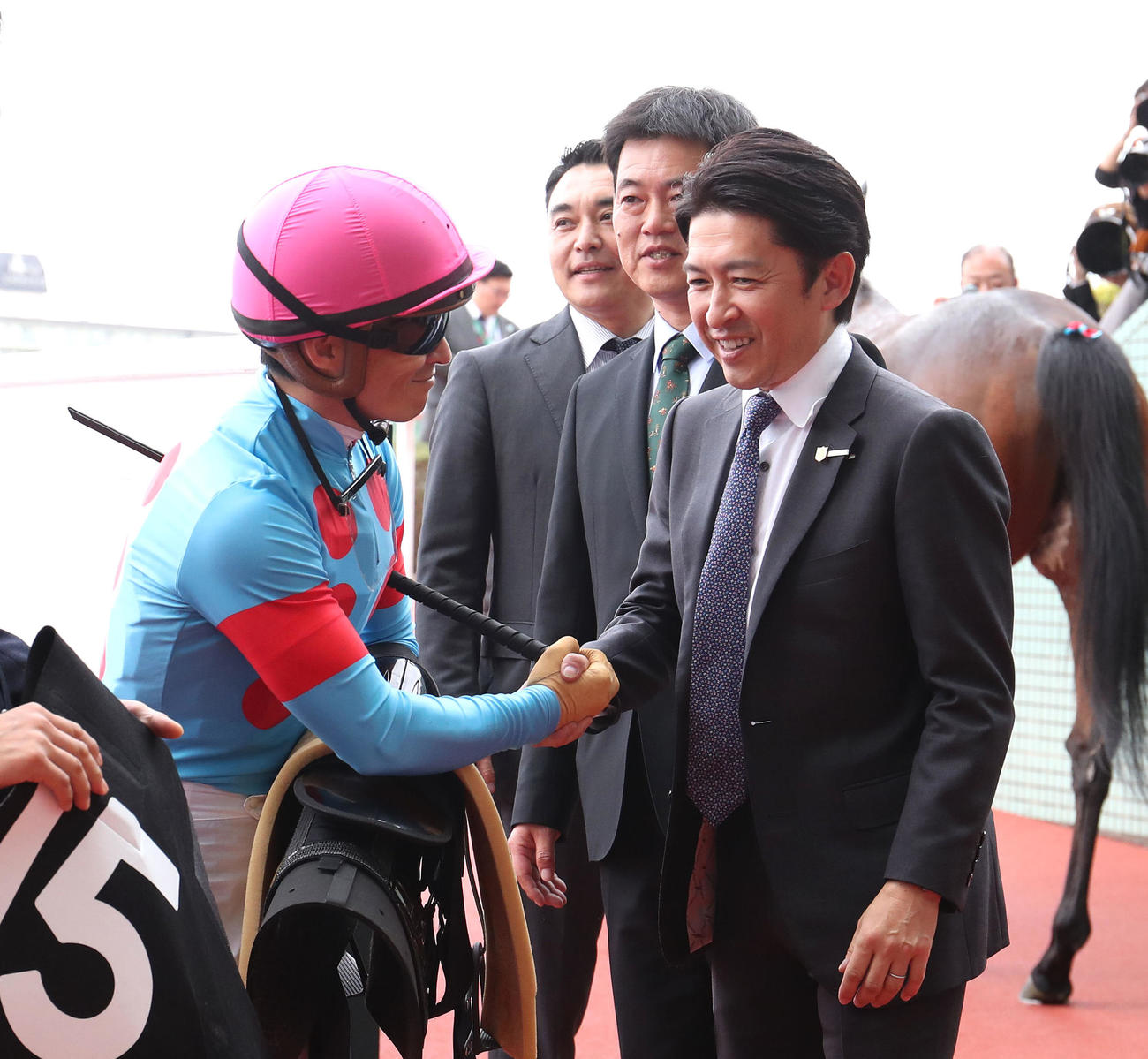 阪神10R、福永師（右）に厩舎2勝目をプレゼントをし握手する川田騎手（撮影・白石智彦）