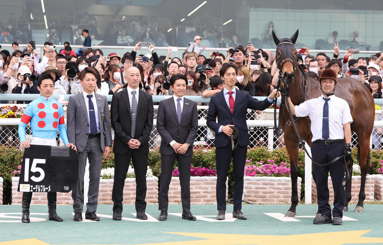 ダイワスカーレットCを制したエーデルブルーメと口取りに並ぶ福永師（右から3人目）（撮影・白石智彦）