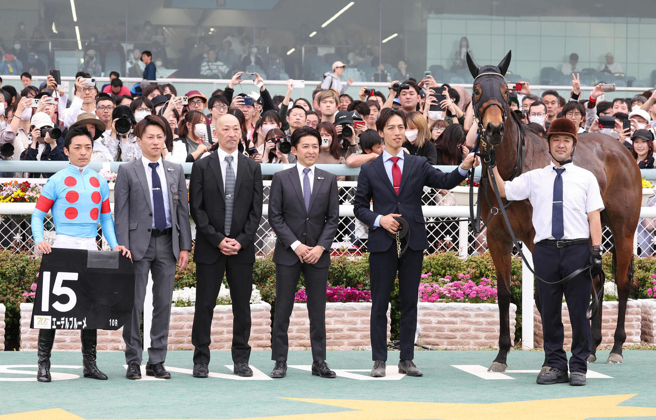 ダイワスカーレットCを制したエーデルブルーメと口取りに並ぶ福永師（右から3人目）（撮影・白石智彦）