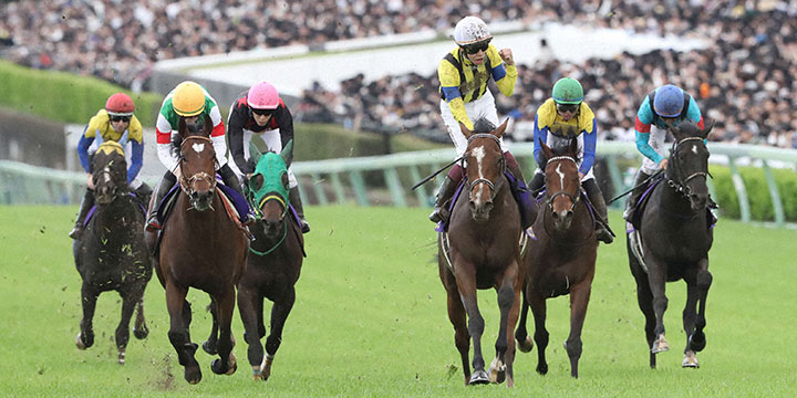 ソールオリエンスで皐月賞を制してガッツポーズを決める横山武騎手（左から4頭目）。同2頭目は2着タスティエーラ（撮影・丹羽敏通）＝2023年4月16日、中山競馬場