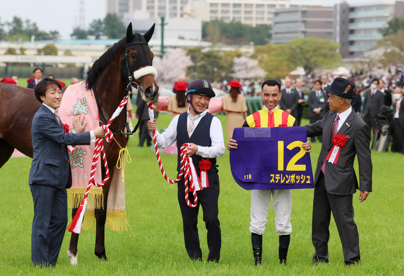 桜花賞の口取りでJ・モレイラ騎手（右から2人目）に声を掛ける国枝師（撮影・加藤哉）