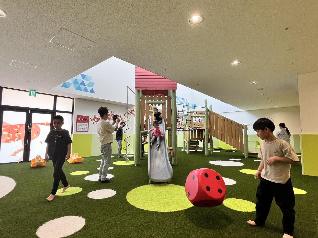 京都競馬場に新設された親子向け大型屋内あそび場「Paka Run！（パカラン）」（提供写真）
