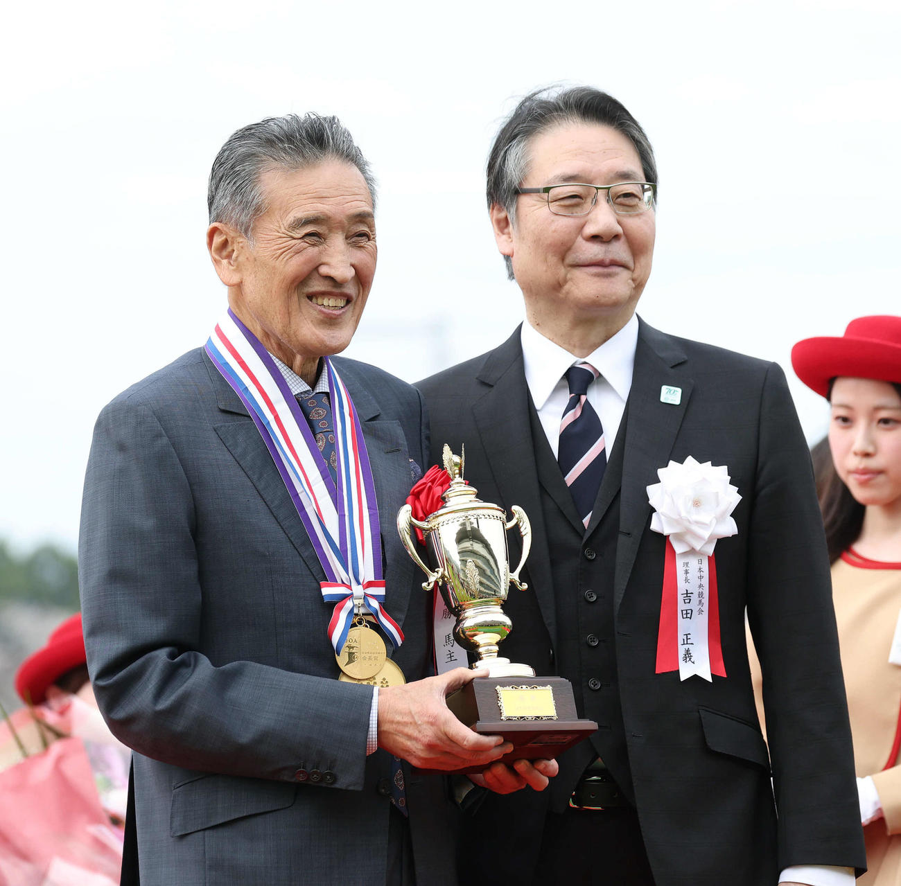 表彰式で笑顔を見せるノーザンF吉田勝己代表（左）。右はJRA吉田正義理事長（撮影・白石智彦）