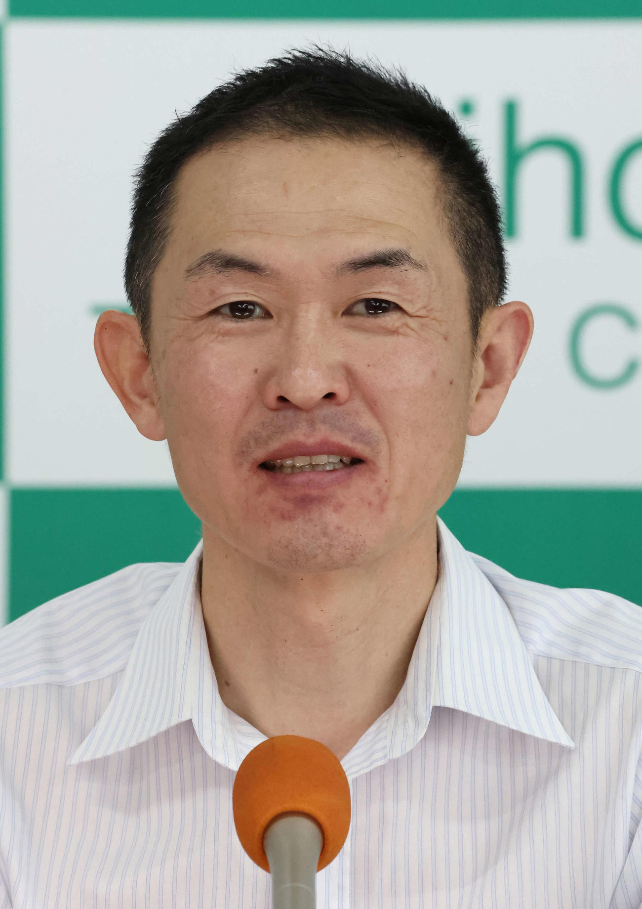 レガレイラの追い切りを終えて記者会見する木村師（撮影・丹羽敏通）