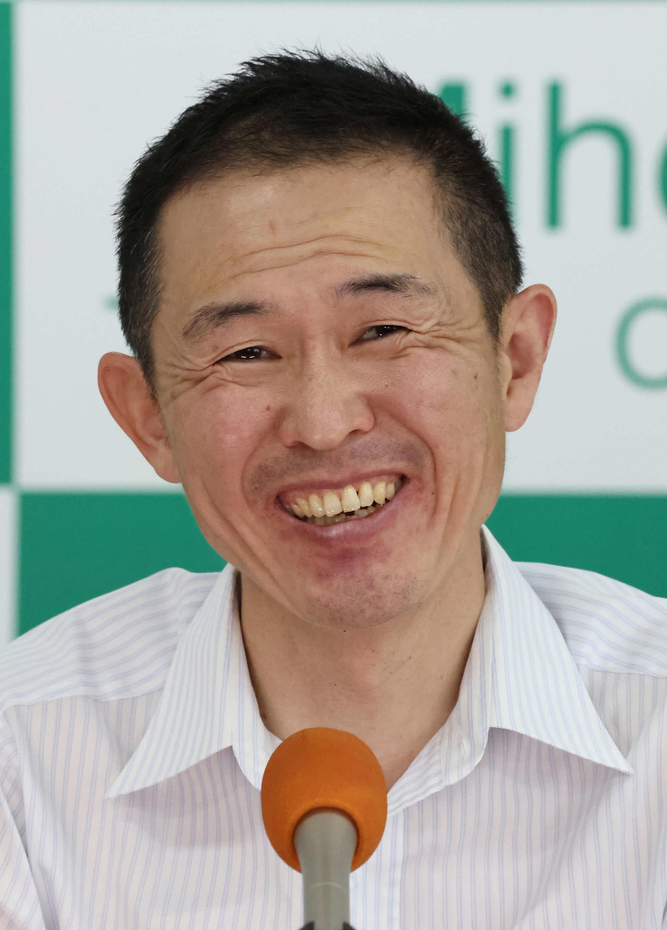 レガレイラの追い切りを終えて記者会見する木村師（撮影・丹羽敏通）