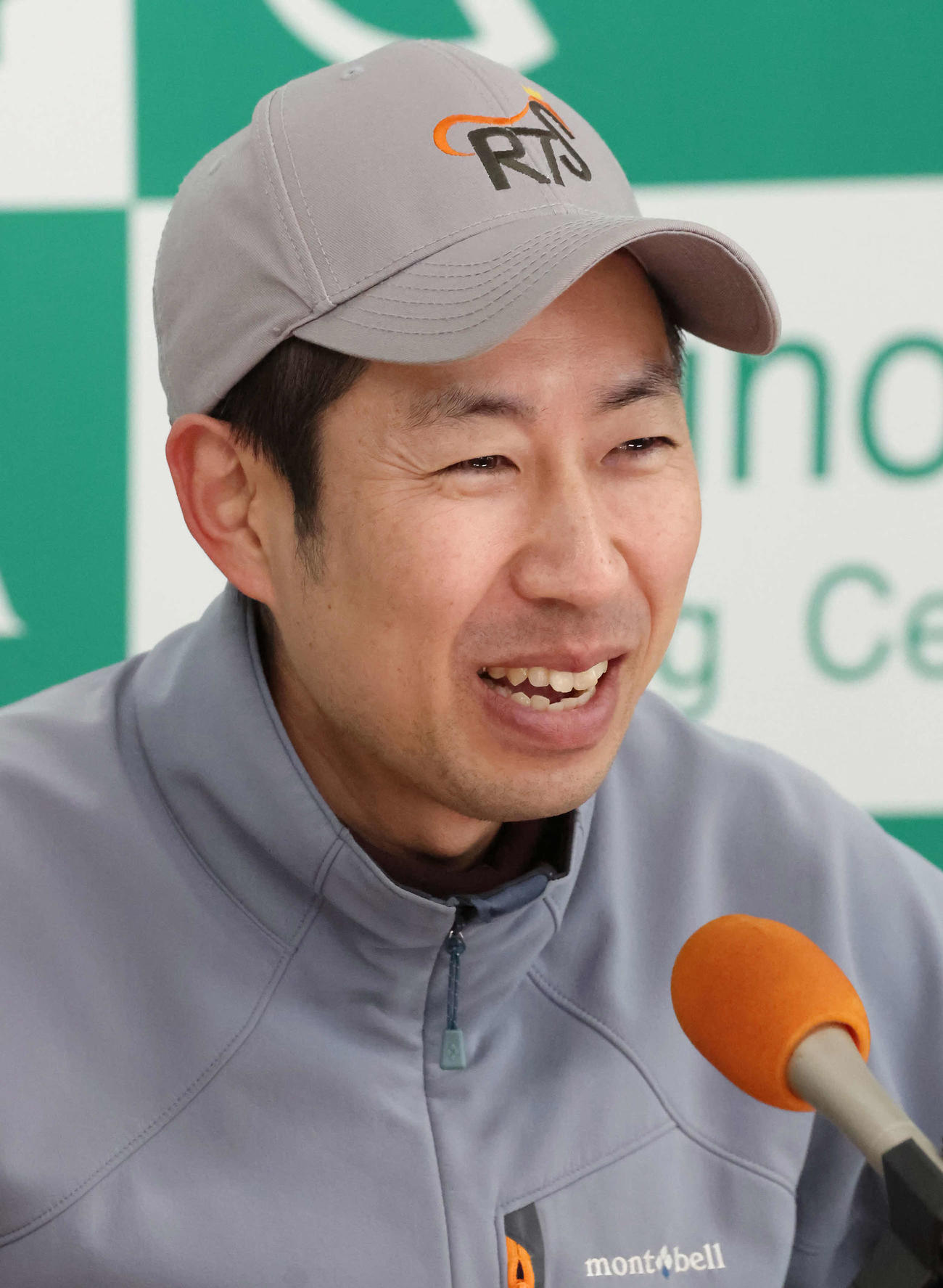 アーバンシックの追い切りを終えて記者会見する武井師（撮影・丹羽敏通）
