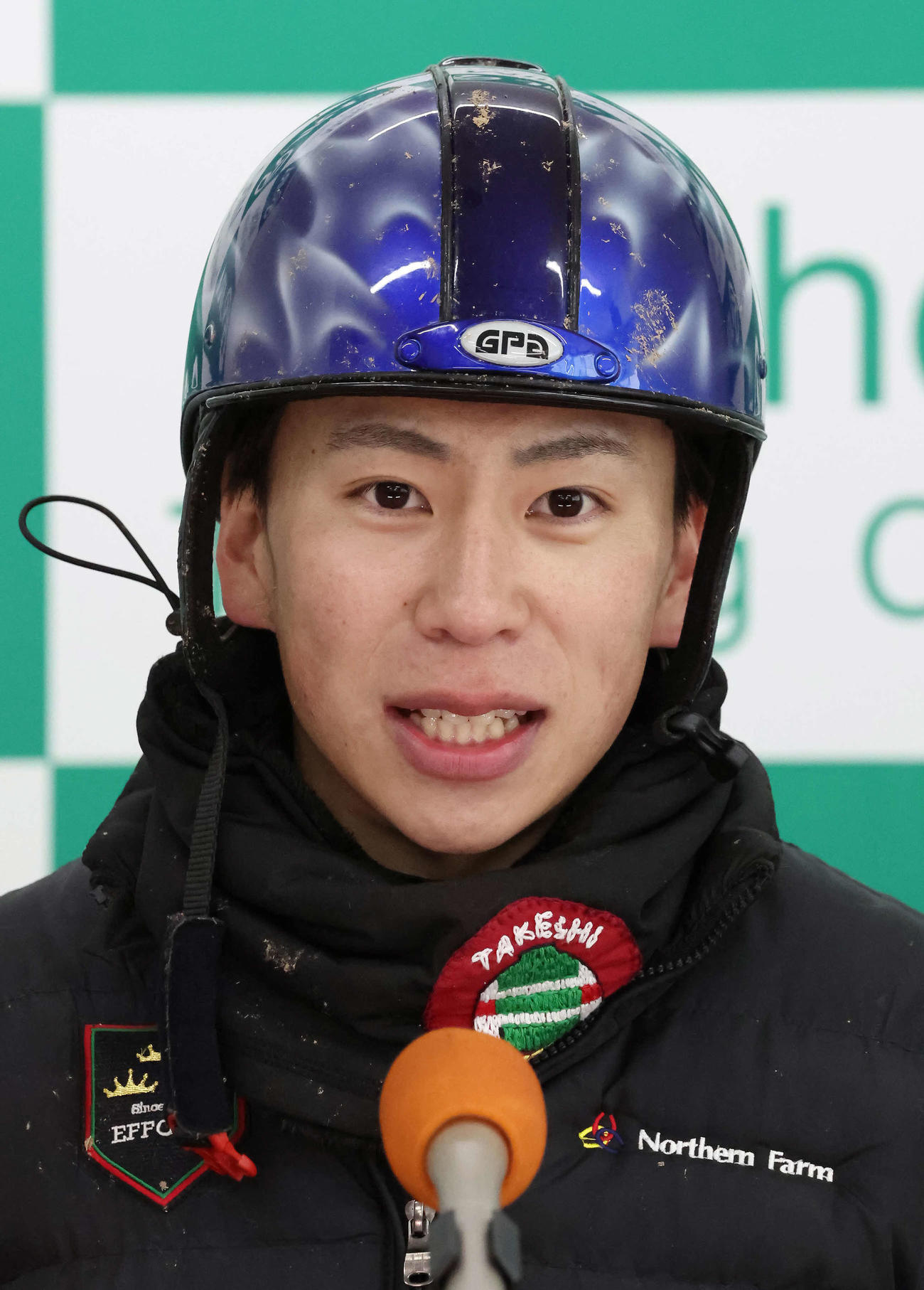 アーバンシックの追い切りを終えて記者会見する横山武騎手（撮影・丹羽敏通）