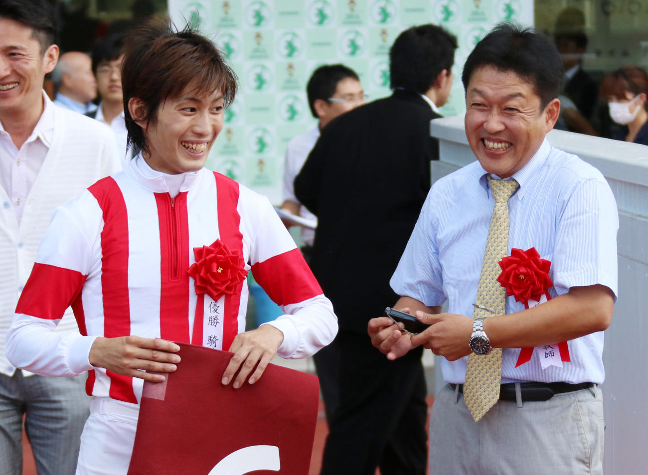15年、セントウルSに勝利し笑顔を見せる藤岡康太騎手（左）と北出調教師