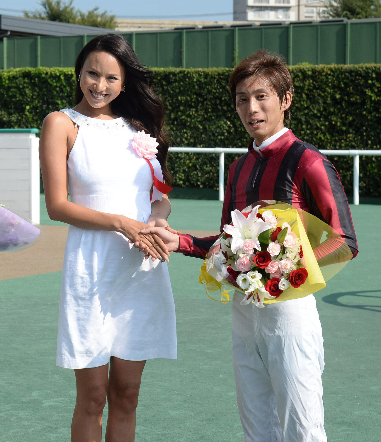 16年、表彰式のプレゼンターを務め藤岡康太騎手（右）と握手をかわすモデルの道端アンジェリカ