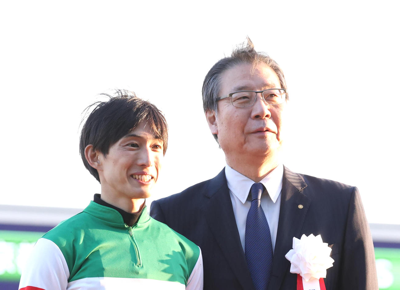 表彰式で記念写真に納まる藤岡康太騎手。右は吉田正義JRA理事長（2023年11月19日撮影）