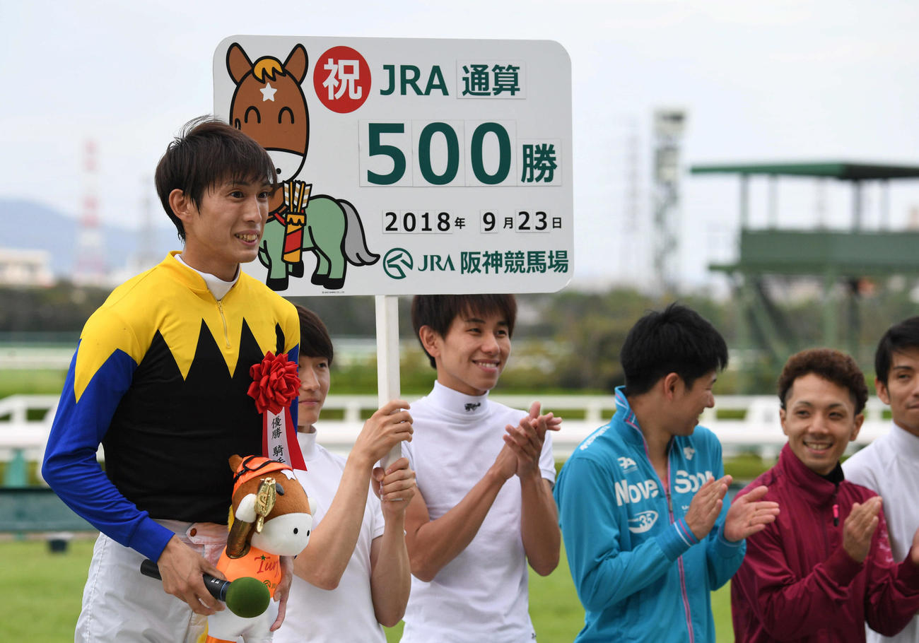 18年、神戸新聞杯で通算500勝を達成し笑顔の藤岡康太騎手