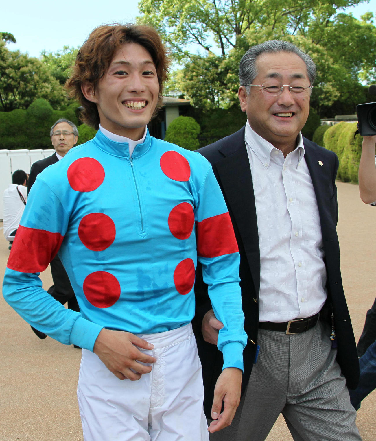 11年、プロキオンSを制し笑顔の藤岡康太騎手（左）と藤沢則雄師