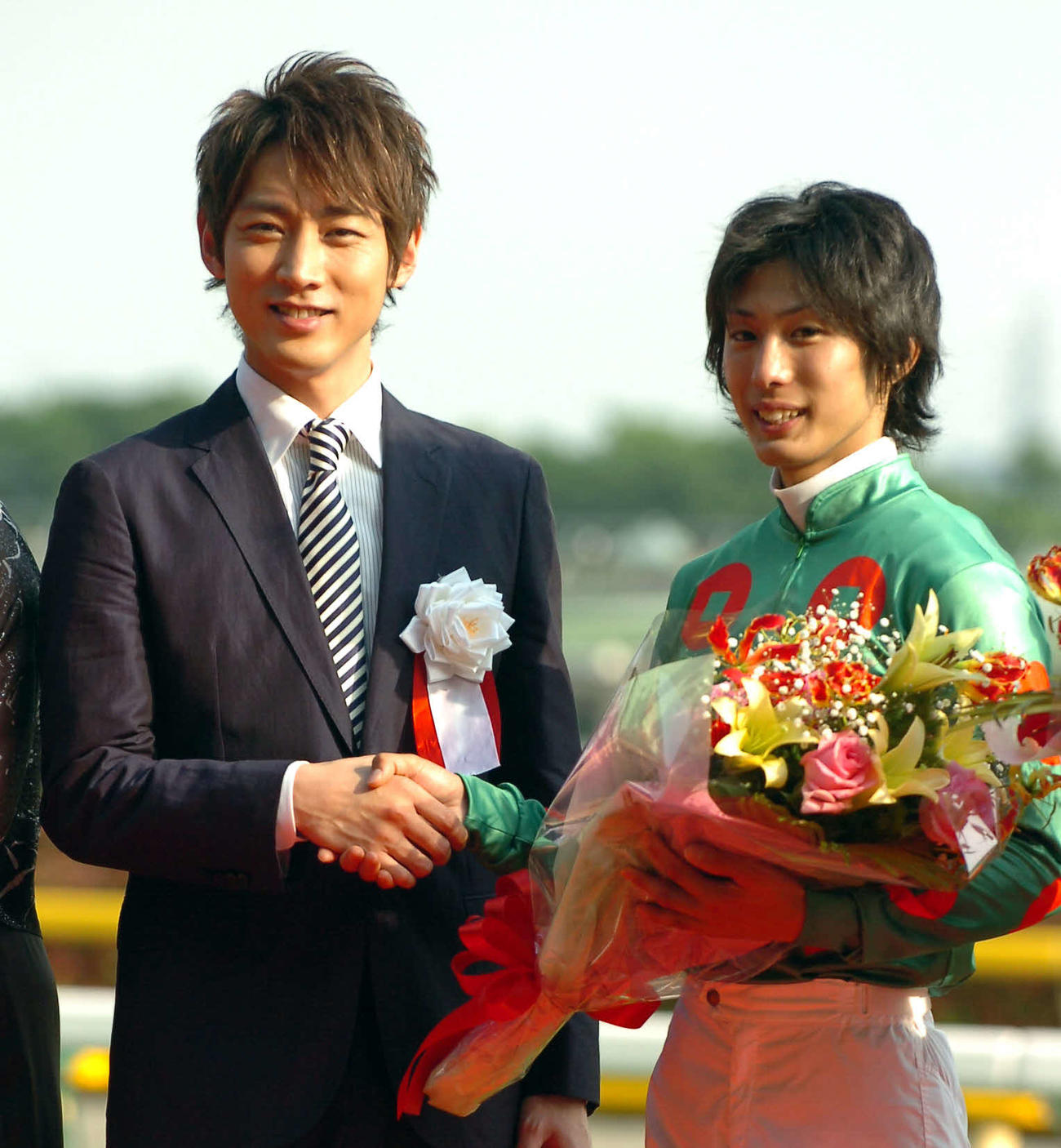 09年、NHKマイルC　表彰式で握手を交わす小泉孝太郎（左）と藤岡康太騎手