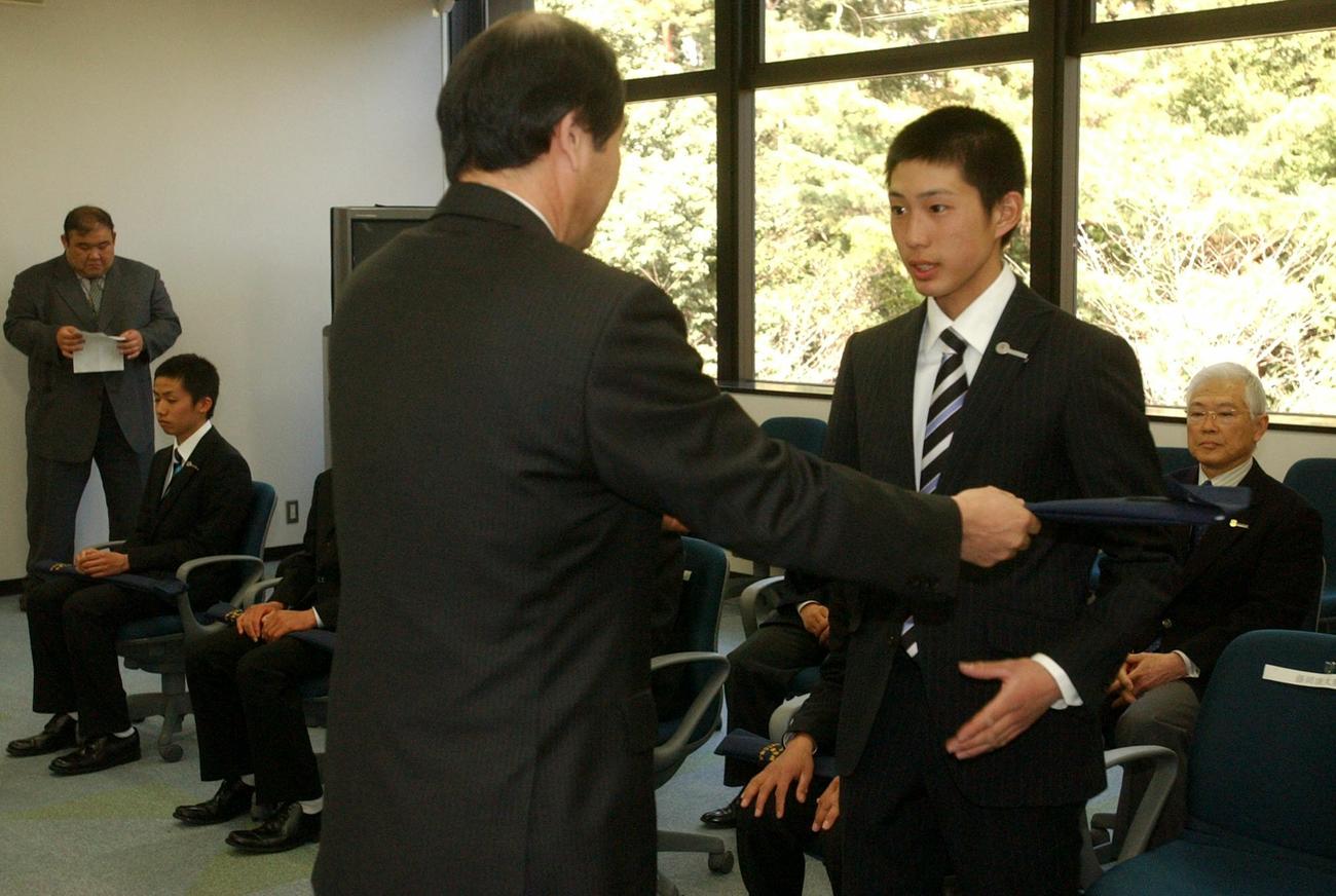 07年、鞭贈呈式で鞭を受け取る藤岡康太騎手（右）