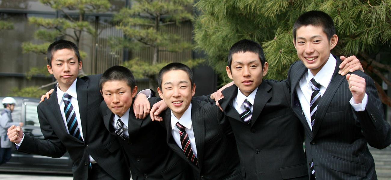 07年、騎手免許を交付された右から藤岡康太、濱中俊、田中健、荻野琢真、大下智の新人騎手たち