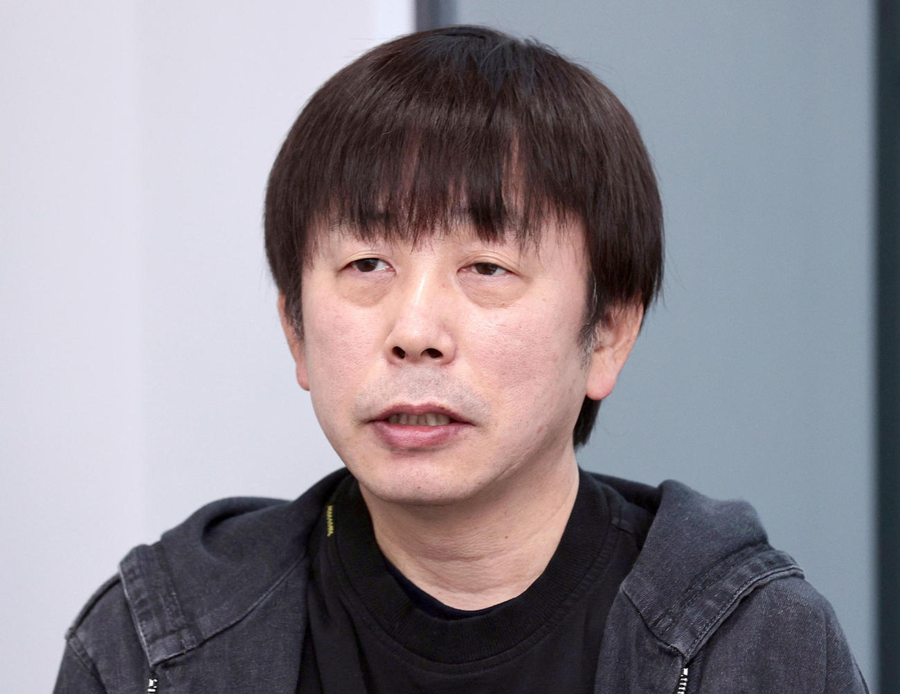 評論家の佐藤哲三氏（22年12月17日撮影）