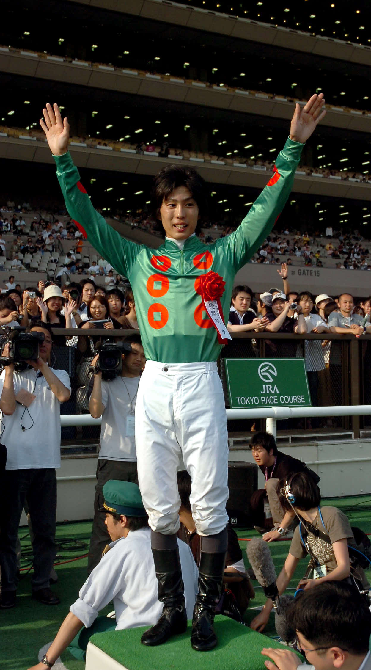09年、NHKマイルCを制しカメラマンの注文に応えて万歳する藤岡康太騎手