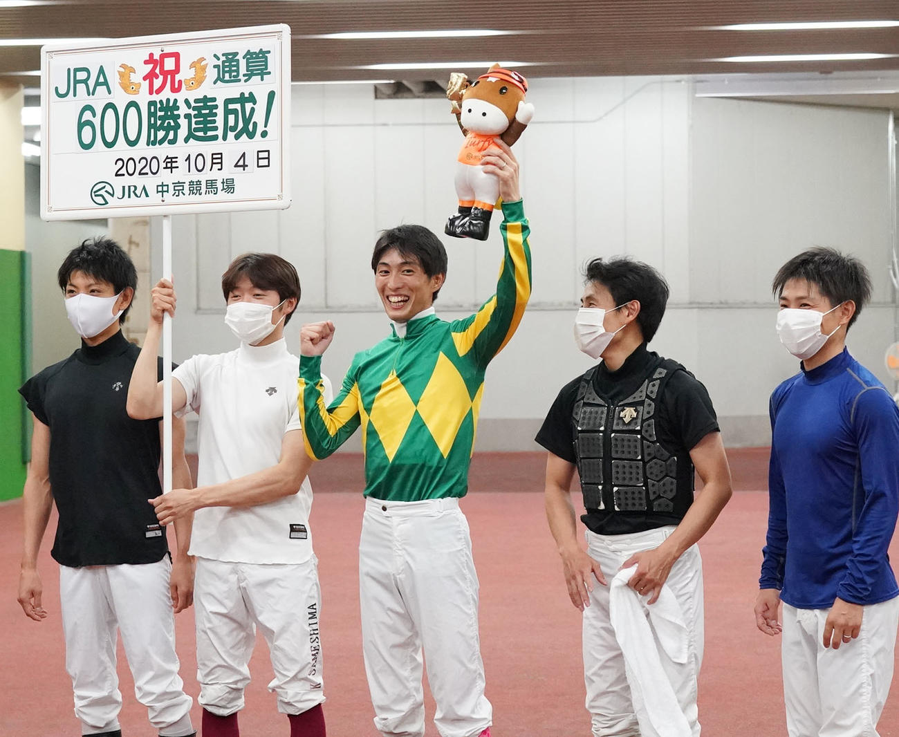 20年、サトノシャロームで勝利しJRA通算600勝を達成した藤岡康太騎手（中央）