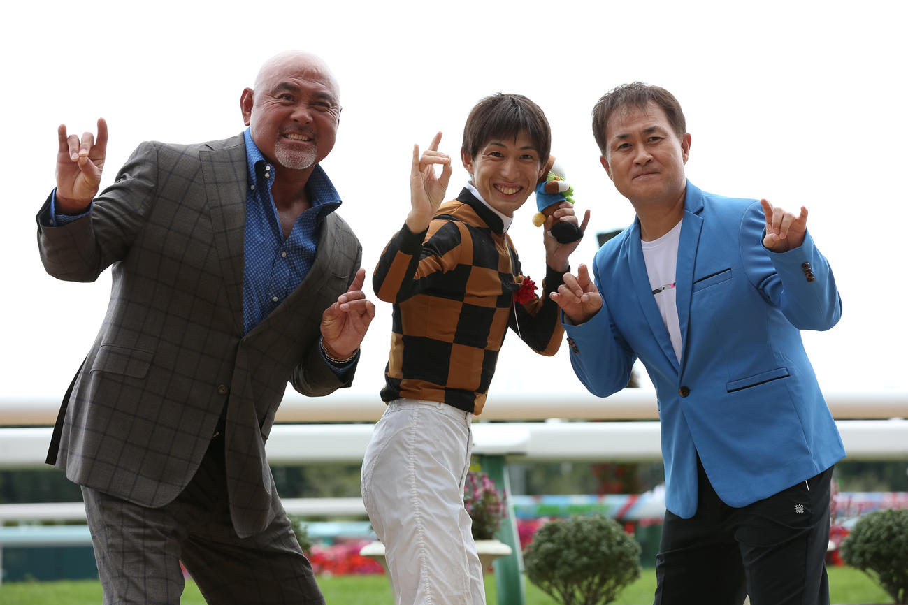 19年、武藤敬司（左）神無月（右）とポーズを取る藤岡康太騎手