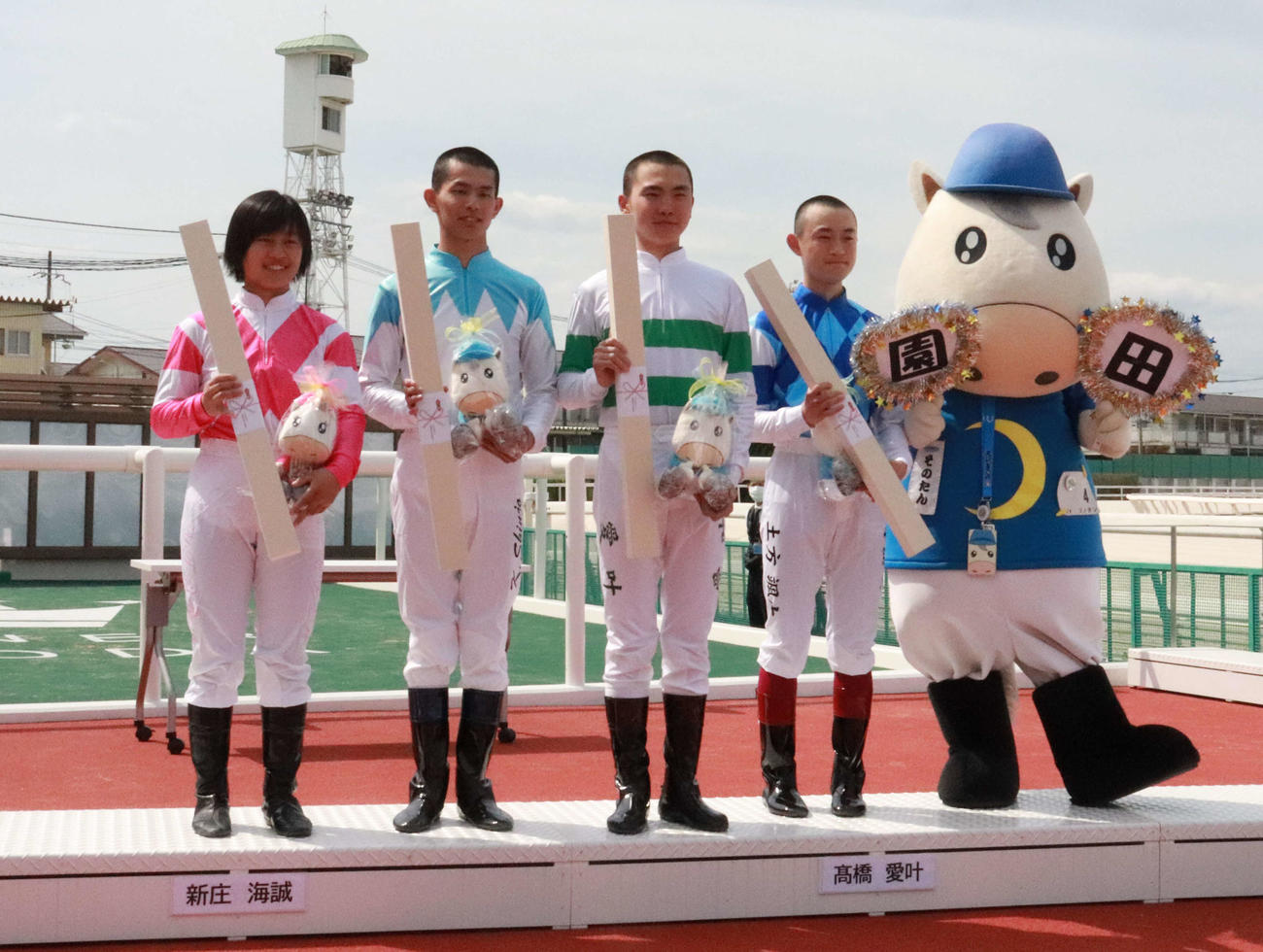 来週から兵庫でデビューする新人4騎手。左から塩津璃菜、新庄海誠、高橋愛叶、土方颯太各騎手