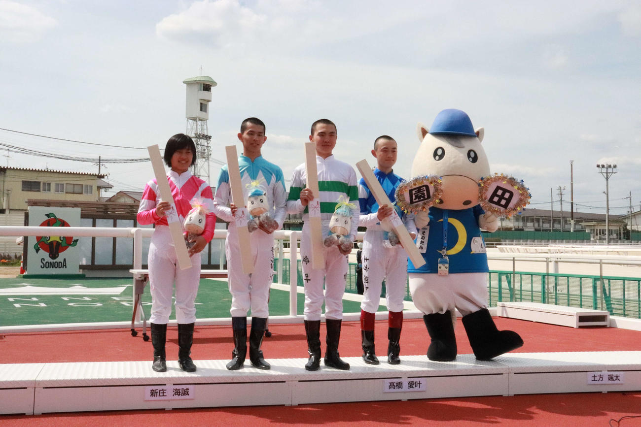 来週から兵庫でデビューする新人4騎手。左から塩津璃菜、新庄海誠、高橋愛叶、土方颯太各騎手