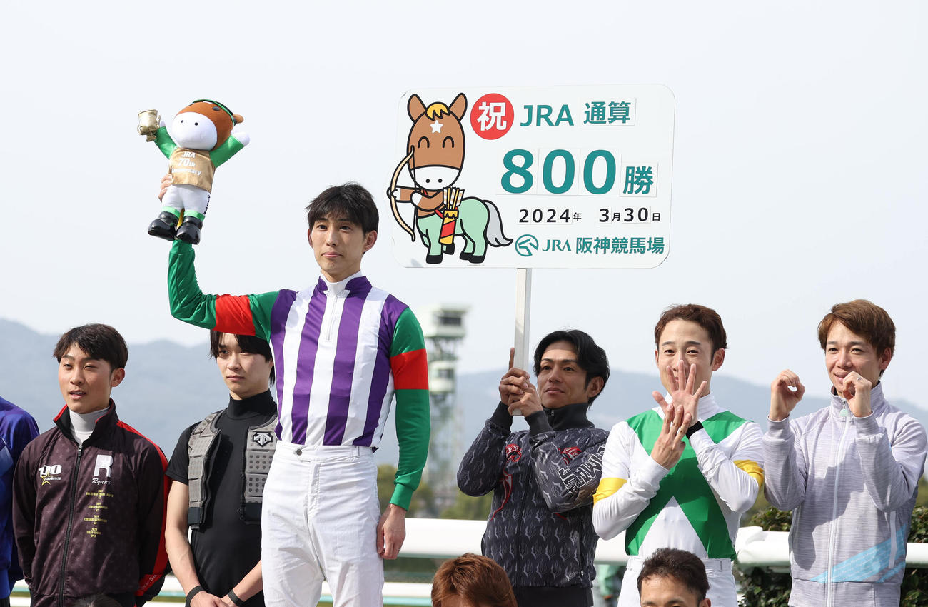 JRA通算800勝を達成した藤岡康騎手（中央）。右はボードを持つ浜中俊騎手（2024年3月撮影）