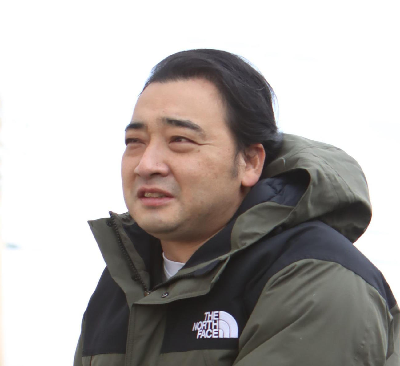 門別競馬場パドックのオーナーズデッキでポーズを取るジャングルポケット斉藤慎二（撮影・奥村晶治）