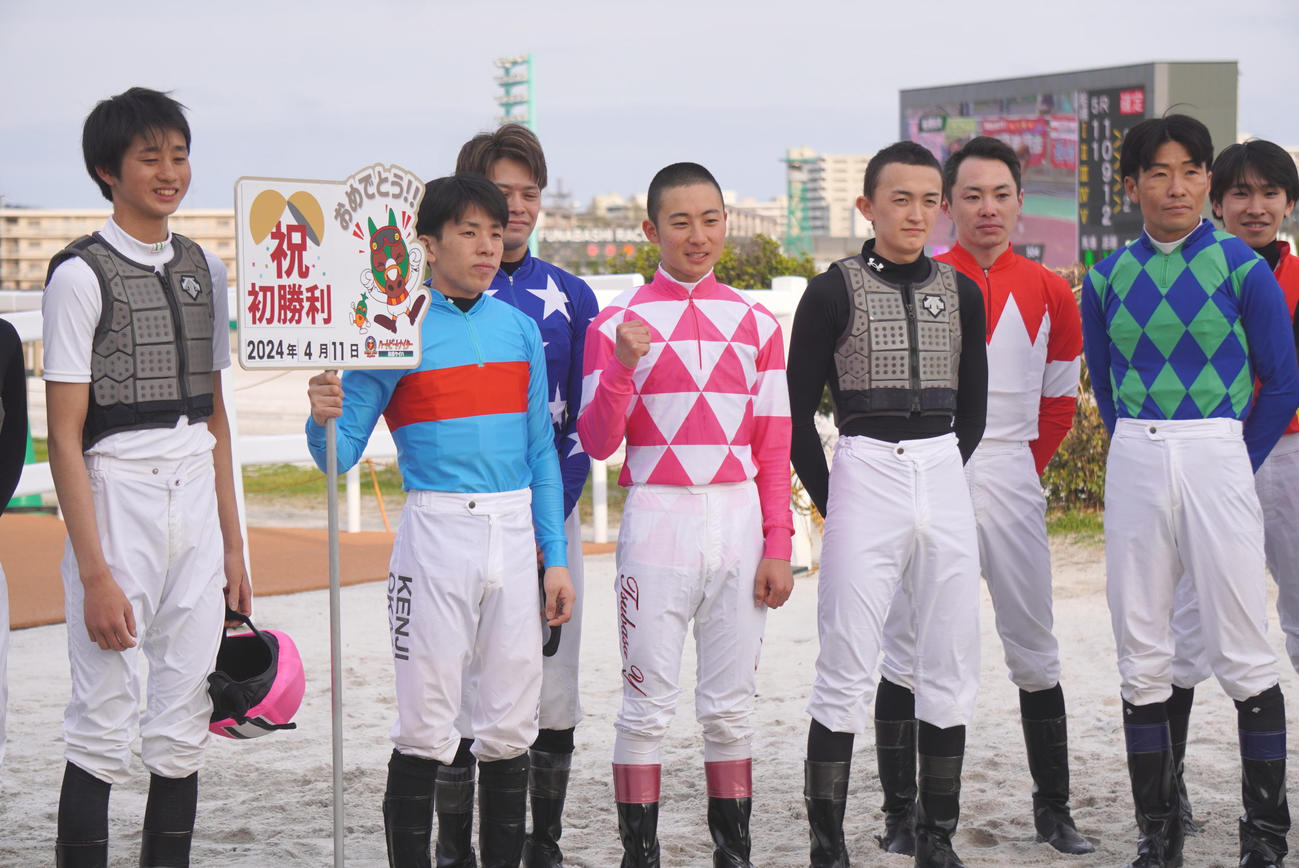 船橋5Rで初勝利を挙げた山本大翔騎手（中央）