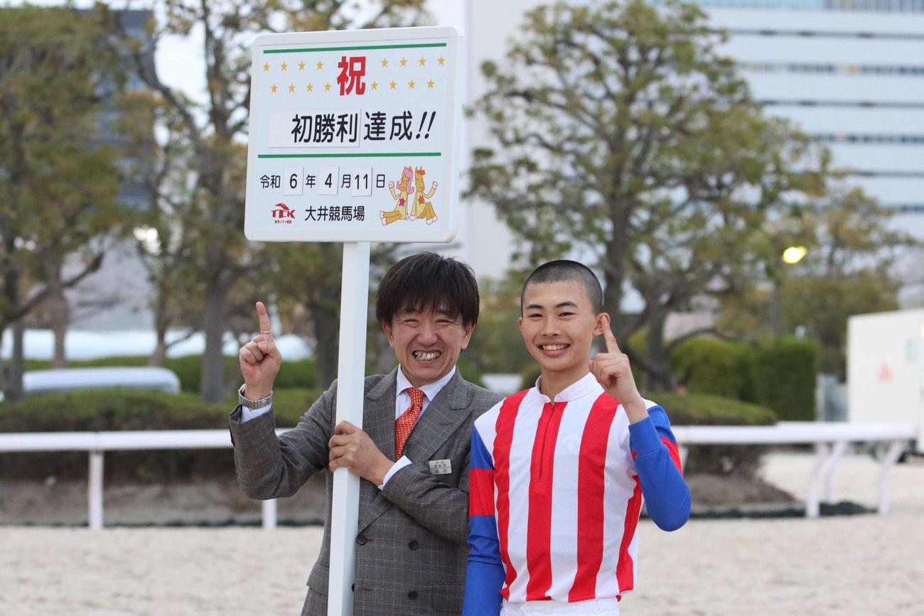 デビュー17戦目で初勝利を挙げた川崎の佐野遥久騎手（右）。左は大井の須田和伸調教師