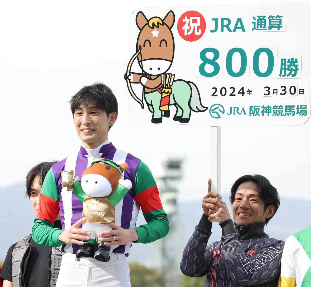 3月30日、JRA通算800勝を挙げ笑顔を見せる藤岡康騎手