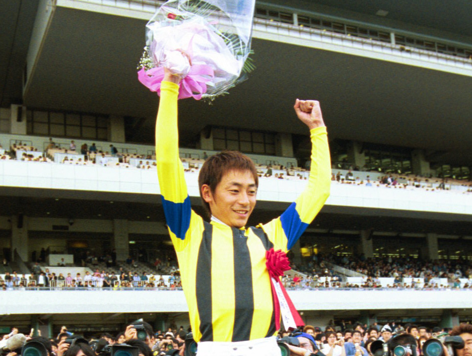 テレグノシスでNHKマイルカップを制した勝浦正樹騎手（2002年5月4日撮影）