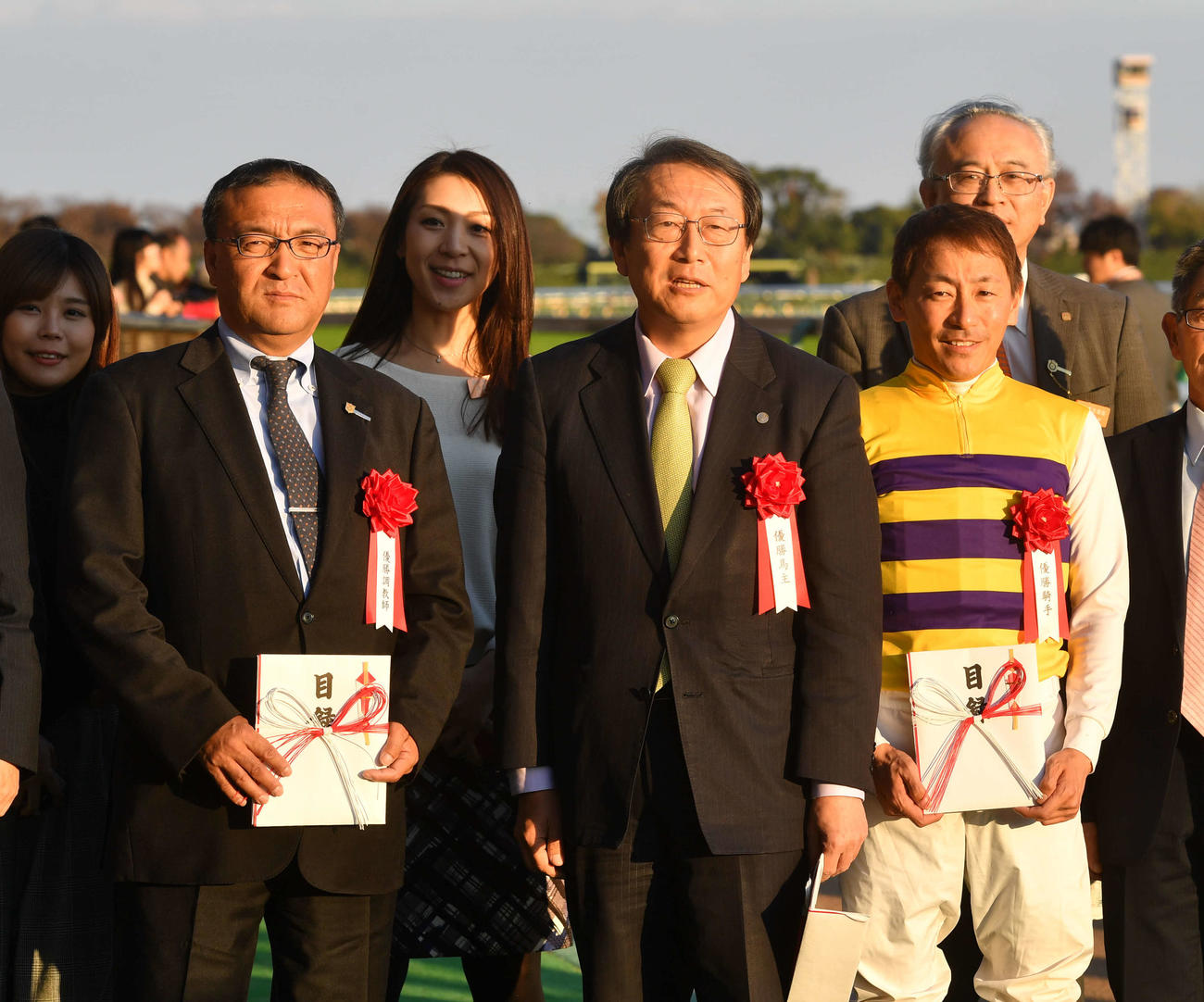 18年東スポ杯2歳Sをニシノデイジーで制し口取りに臨む勝浦騎手。中央は西山オーナー