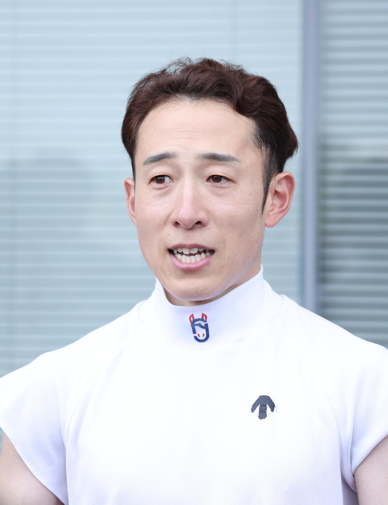 1Rの騎乗を終え取材に応じる藤岡佑騎手（撮影・白石智彦）