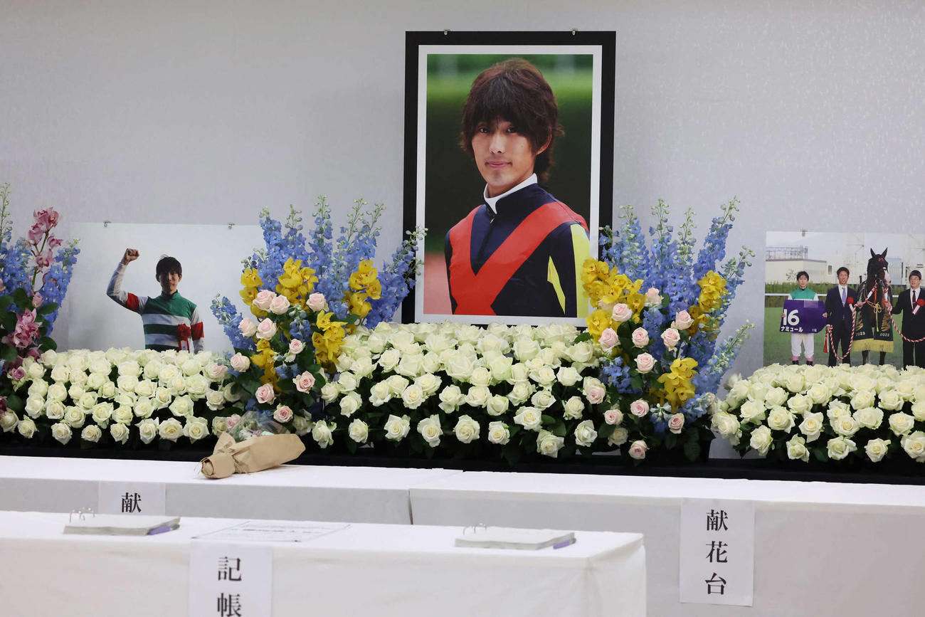 中山競馬場に設置された藤岡康騎手の献花台（撮影・丹羽敏通）