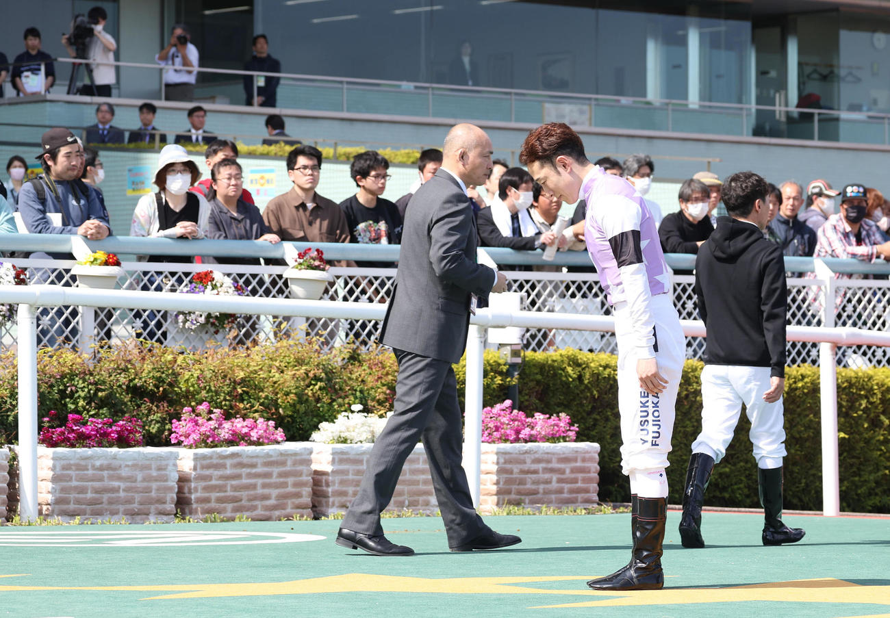 亡くなった藤岡康騎手に黙とうをささげてくれたファンに一礼する藤岡佑騎手（撮影・白石智彦）