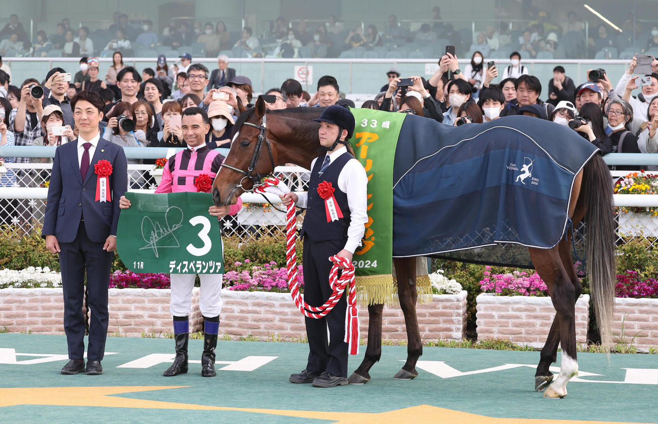 アーリントンCを制したディスペランツァと口取りに並ぶJ・モレイラ騎手（中央）（撮影・白石智彦）