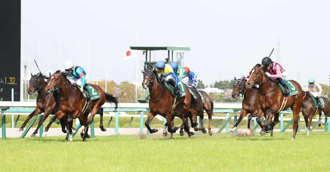 ゴール前差し切ってアーリントンCを制したディスペランツァ（右）（撮影・白石智彦）