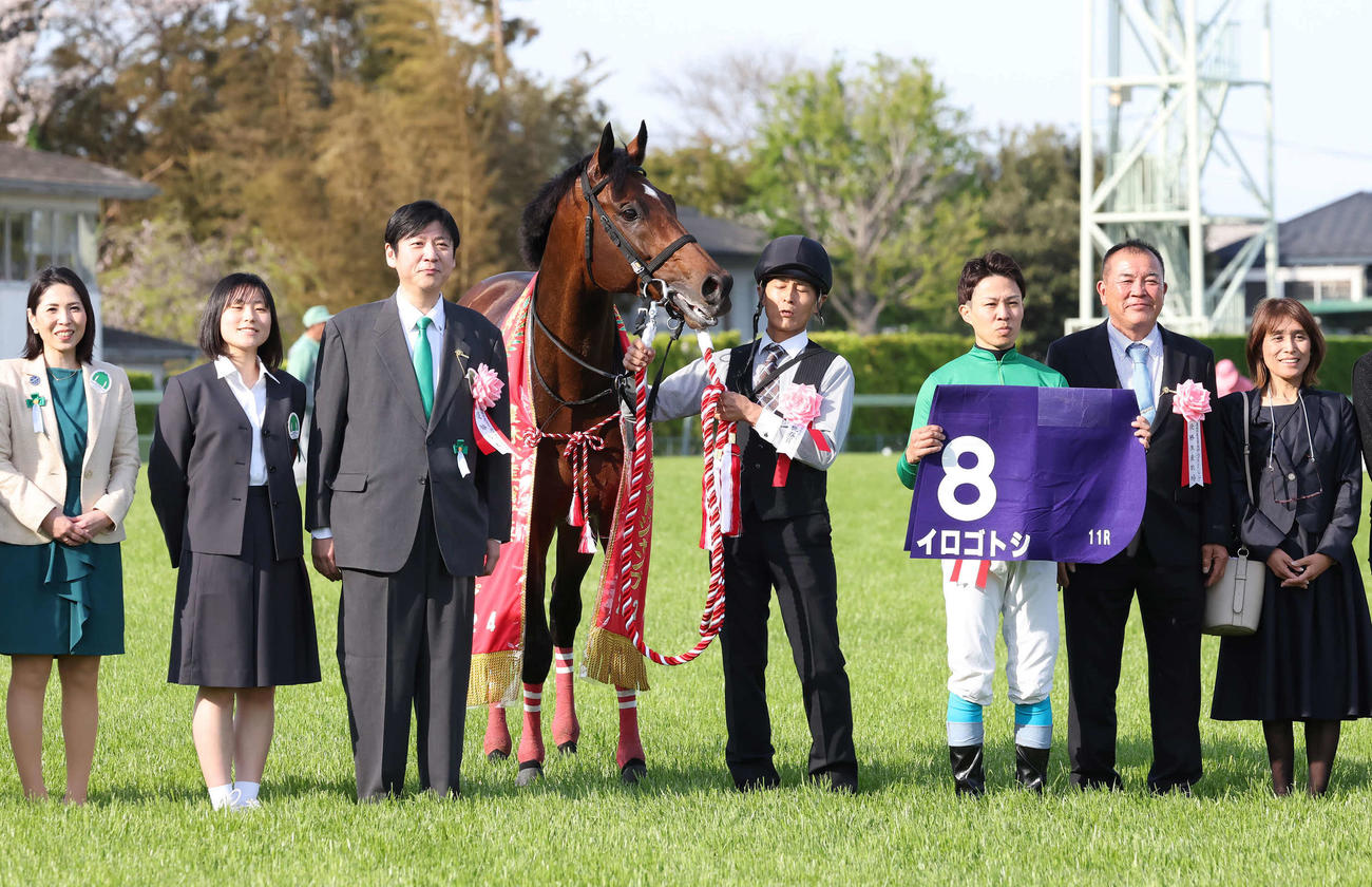 中山GJで連覇を達成したイロゴトシの口取りをする黒岩騎手とオーナーの内田氏ら（撮影・丹羽敏通）