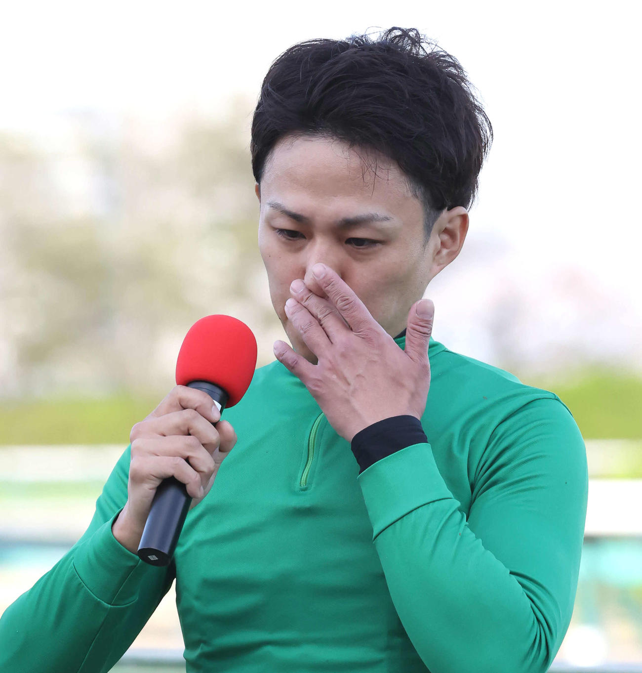 中山GJ優勝インタビューの最後に藤岡康騎手への思いを語る黒岩騎手（撮影・丹羽敏通）
