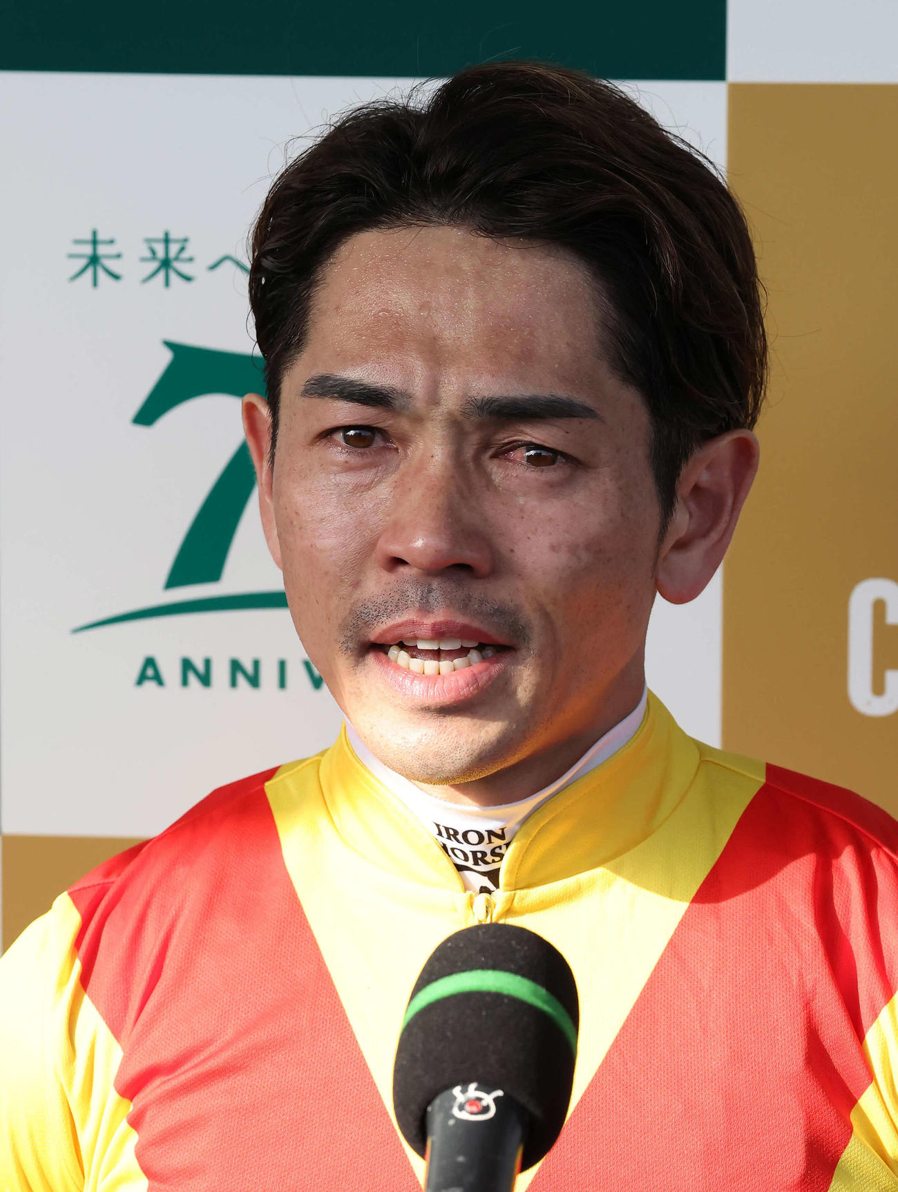 ジャスティンミラノの調教騎乗していた藤岡康太騎手への思いを話す戸崎騎手（撮影・丹羽敏通）